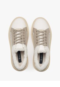 Beżowe sneakersy z teksturowanym, puszystym wnętrzem, sznurówkami i gładkim białym czubkiem. Boki wykonane są z miękkiego materiału, z prostym logo.