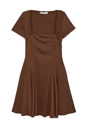 Robe marron à manches courtes avec encolure carrée et jupe évasée en tissu texturé, avec une étiquette de marque au col.