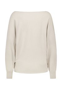 Lichtbeige gebreide trui met een brede, off-shoulder halslijn. Heeft lange mouwen met geribbelde manchetten en een losse, ontspannen pasvorm.