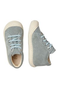 Scarpe in suede grigio con lacci azzurri chiari, punte arrotondate e suole in gomma bianca. Presentano dettagli cuciti e occhielli in metallo.