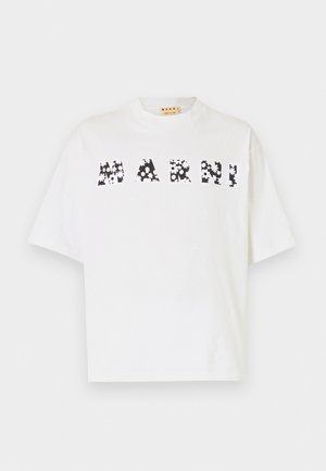 Biała bawełniana koszulka z krótkim rękawem i wysokim dekoltem. Na przedniej stronie znajduje się napis "MARNI" w czarnych literach z wzorem kwiatowym.