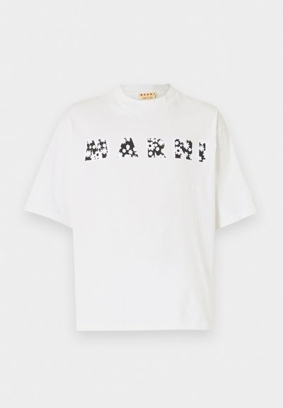 Bílá bavlněná tričko s krátkými rukávy a vysokým výstřihem. Na přední straně jsou černými květinovými písmeny napsány slova "MARNI".