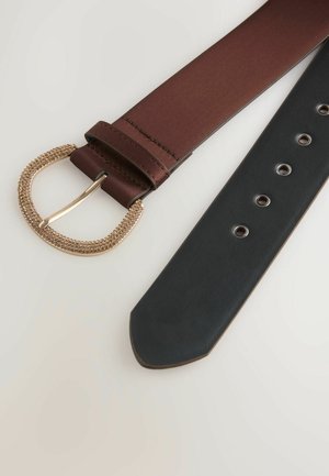 Brun læderbælte med en guldtonet, tekstureret spænde; har et glat færdiggjort sort læderrem med flere metaløjer.