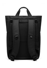Fekete hátizsák, strukturált kialakítással, puha anyagból, állítható pántokkal, felső hordozófülekkel és diszkrét logó részlettel.