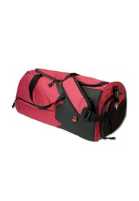 Rode en zwarte duurzame duffeltas met ritssluiting, gevoerde schouderband en zijvak van gaas. Rechthoekige vorm, ontworpen voor opslag en transport.