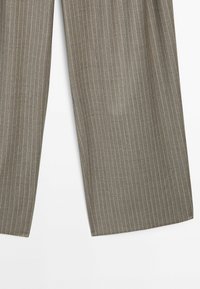 Grijze pinstripe rechte broek, vanaf het midden van de bovenbenen tot aan de zoom op een witte achtergrond.
