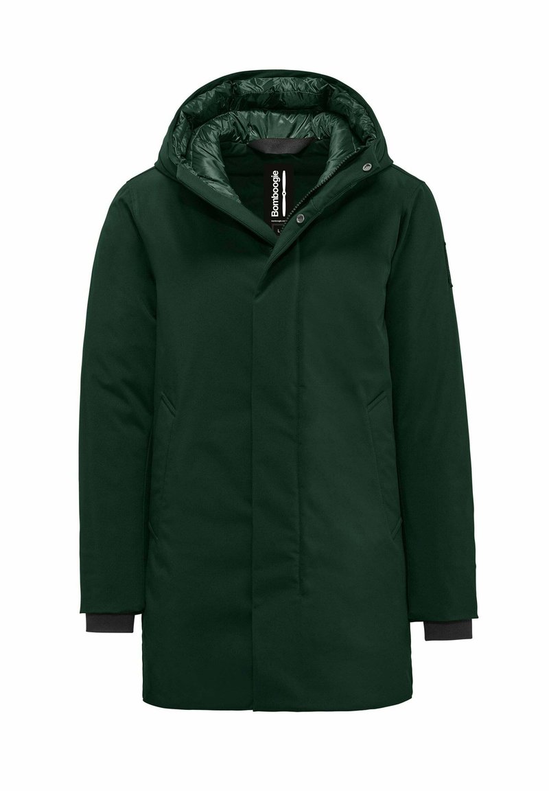 Cappotto verde scuro di lunghezza media con cappuccio, dotato di un rivestimento interno trapuntato, due tasche laterali e polsini elasticizzati per calore e comfort.