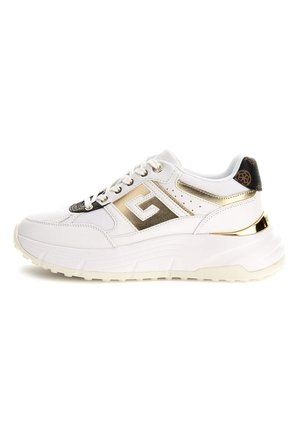 Sneaker bianca con accenti dorati, parte superiore in rete testurizzata, design con lacci e una suola in gomma spessa con profilo stratificato.