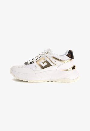 Białe sneakersy z złotymi akcentami, teksturowana siateczka u góry, sznurowana konstrukcja oraz gruba gumowa podeszwa z warstwowym profilem.