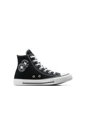 Baskets montantes en toile noire avec semelle en caoutchouc blanc, dotées de lacets blancs, d'œillets en argent et d'un logo circulaire sur la cheville extérieure.