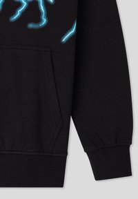 Felpa nera con cappuccio, tasca frontale, polsini e bordino a coste. Presenta un design di fulmine blu brillante sulla parte superiore frontale. Tessitura del materiale morbida.