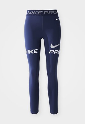 Námornícky modré športové legíny vyrobené z elastického materiálu, s výraznými bielymi nápismi "NIKE" a "PRO" po stranách a vzorovaným pásom.