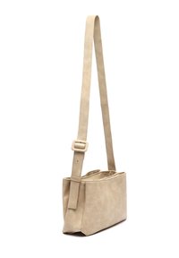 Borsa a tracolla in pelle beige, di forma rettangolare, con tracolla regolabile e superficie liscia. Presenta una fibbia e un design minimalista.