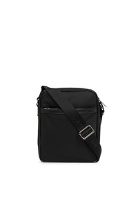 Sac bandoulière noir en nylon lisse, avec un haut zippé, une poche avant et une sangle ajustable portant le nom de la marque en relief.