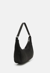 Bolso de hombro de cuero negro con forma redondeada, correa plana, cremallera lateral y textura suave. Los acentos de hardware en plata realzan el diseño.