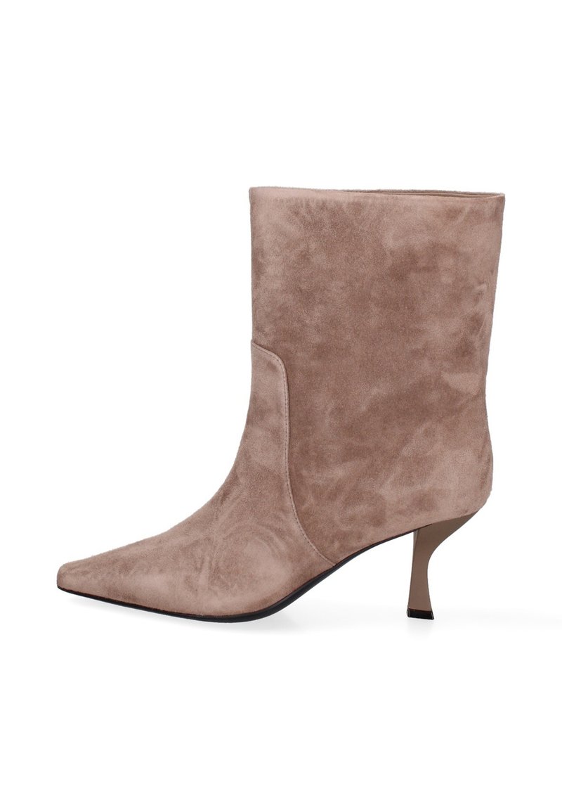 Enkellaarsjes van taupe suède tot aan de enkel, met een spitse neus en een slanke, gebogen hiel van middelhoogte, op een witte achtergrond.