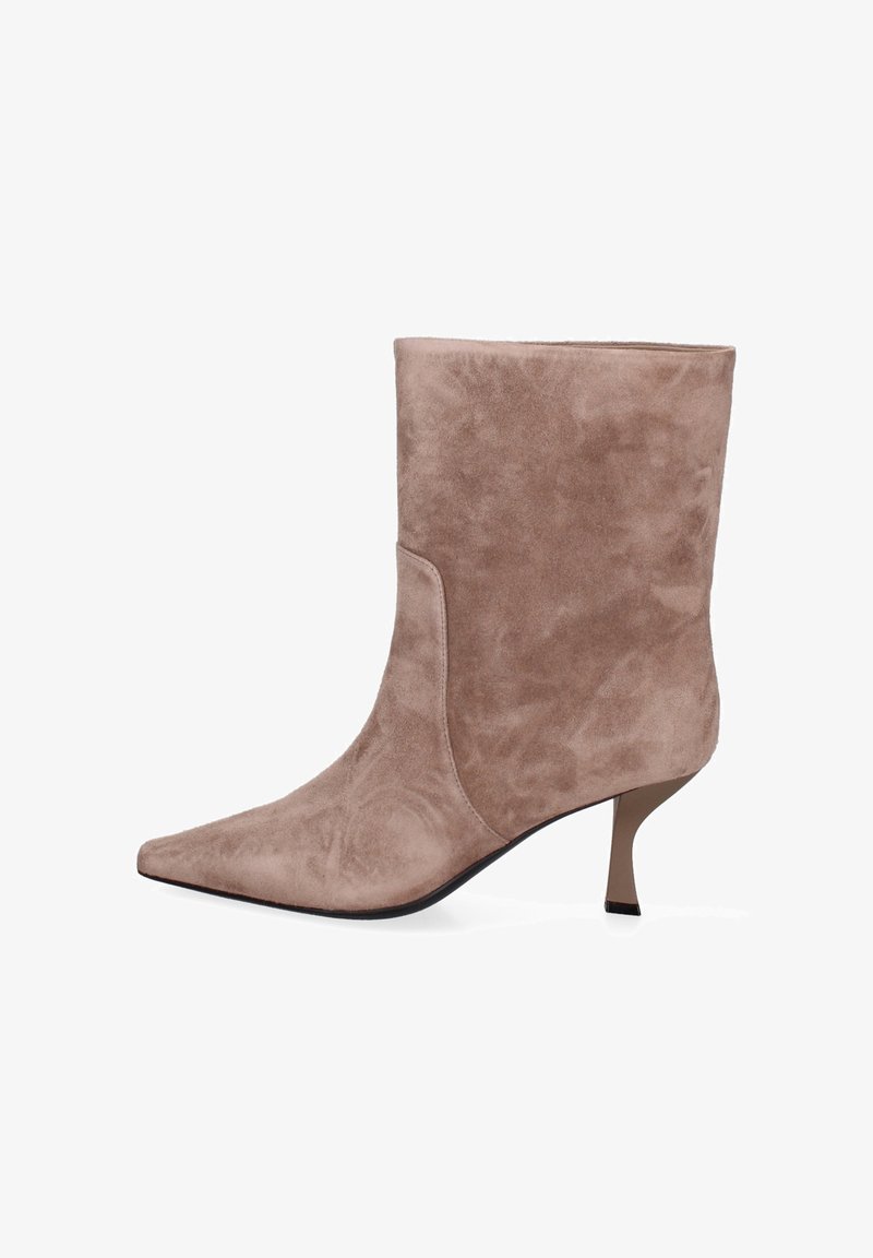 Enkellaarsjes van taupe suède tot aan de enkel, met een spitse neus en een slanke, gebogen hiel van middelhoogte, op een witte achtergrond.