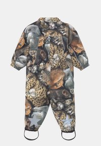 Ogrodniczki w print zwierzęcy w różnych kolorach, charakteryzujące się kolażem obrazów dzikich zwierząt. Zawierają szare akcenty w formie gwiazdek oraz elastyczne mankiety dla pewnego dopasowania.