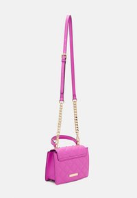 Różowa pikowana torebka na ramię z sztucznej skóry z łańcuszkiem i paskiem w kolorze złotym, z klapką i eleganckim, prostokątnym kształtem.