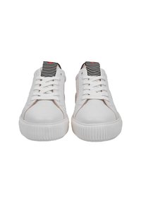 Set witte lage sneakers met witte veters en zwart-wit gestreepte aantreklussen met kleine rode accenten.