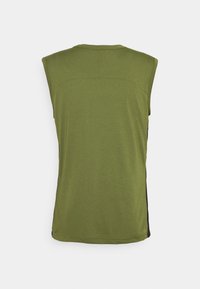 Maglietta atletica senza maniche di colore verde oliva vista da dietro, con dettagli semplici delle cuciture e un collo rotondo.