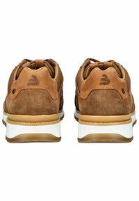 Sneaker in suede marrone con finitura texture, dotate di suola in gomma bianca e collo imbottito. Accentuate da un logo sul tallone.