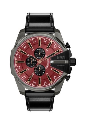 Chronograph-Armbanduhr mit rotem Zifferblatt, schwarzen Hilfszifferblättern, goldfarbenen Stundenmarkierungen, schwarzem Lederarmband und Datumsfenster bei drei Uhr.