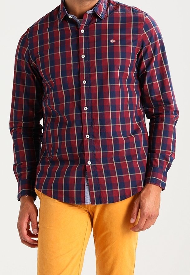 Herrenlangarmhemd in marineblauem, rotem und cremefarbenem Karo-Muster, aus Baumwolle gefertigt. Verfügt über einen Button-Down-Kragen und vordere Knöpfe.