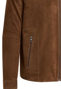 Bruin suede jack met een ritszak aan de linkerkant, een soepele textuur en stevige metalen hardware. Eenvoudig ontwerp met een op maat gemaakte pasvorm.