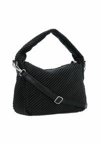 Bolso de hombro negro tejido con un diseño texturizado, asa trenzada y correa ajustable. Presenta herrajes plateados y una forma estructurada.