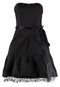 Robe noire sans bretelles avec un bustier ajusté, jupe plissée et une bordure en tulle à l'ourlet. Présente une ceinture en satin et une texture lisse.