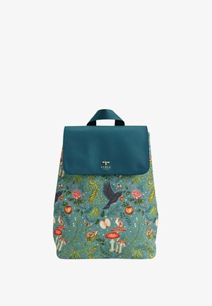 Teal faux læder rygsæk med blomster- og dyremotiv, der har en klaplukning, et håndtag på toppen og hardware i guldfarve.