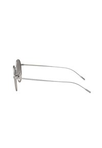 Occhiali da sole rotondi in metallo con montatura argentata, lenti grigie e aste sottili e curvate. Ponte nasale prominente e design minimalista.