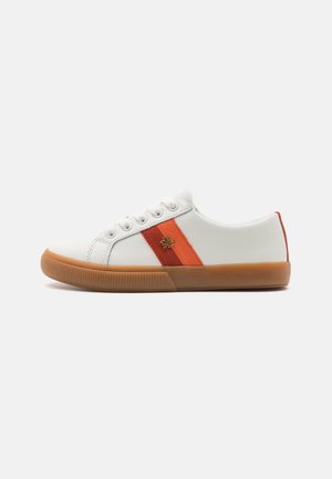 Zapatilla blanca de corte bajo con suela de goma, franja naranja de ante con el logo dorado "RL" en el lateral y cordones blancos.