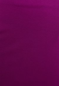 Lila Stoff mit glatter Textur, der eine einfarbige Oberfläche ohne Muster aufweist. Das Material erscheint dehnbar und leicht.