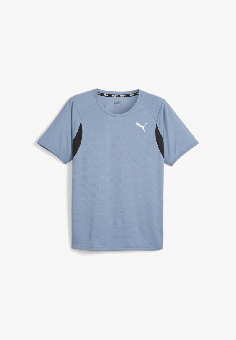 Gaiši zils sporta krekls ar īsām piedurknēm, melniem sānu akcentiem un baltu Puma logotipu priekšā. Strukturēta, mitrumu izturoša auduma.