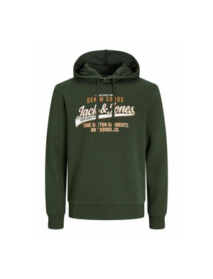 Donkergroene hoodie met een voorzak, ribgebreide mouwen en zoom. Voorzien van witte en oranje merktekst over de borst. Zachte stoftextuur.