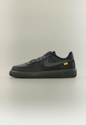 Nike Sportswear, FORCE 1 TECH ESS LACE UNISEX - Маратонки - black/newsprint/metallic silver-coloured/laser orange