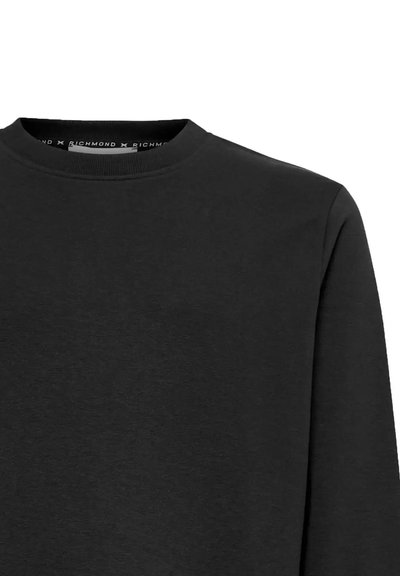 Maglietta nera a maniche lunghe con colletto girocollo, con un'etichetta del marchio Richmond visibile all'interno dello scollo, esposta su uno sfondo bianco.
