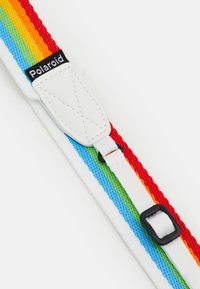 Polaroid-Kameragurt mit weißem Grund, ausgestattet mit Regenbogenstreifen in Rot, Orange, Gelb, Grün, Blau und einer schwarzen verstellbaren Schnalle.