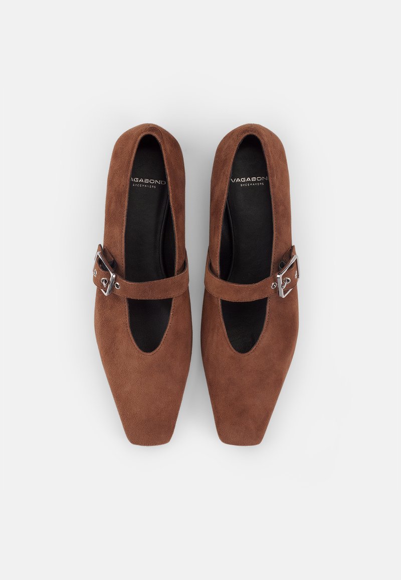 Braune Wildleder-Mary-Jane-Schuhe mit quadratischer Zehenpartie, abgerundeten Auschnitten und einem Riemen mit einer silbernen Schnalle. Glatte schwarze Innenausstattung.