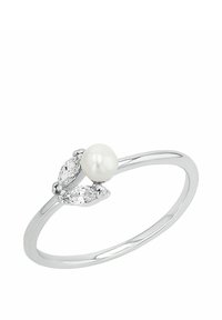 Anello in argento con una perla bianca centrale e due pietre a taglio marquise ai lati, creando un design delicato e minimalista.