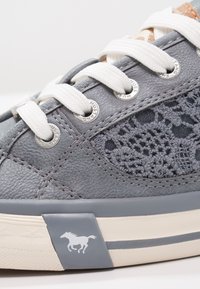 Mustang Trainers - sky