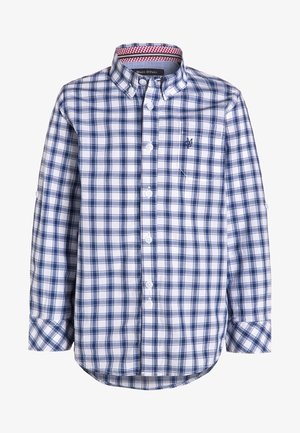 Camisa de cuadros azul y blanca con botones, cuello, mangas largas y un pequeño bolsillo en el pecho con detalle de logo bordado.