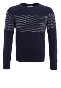 Granatowy sweter z fakturowanym, białym wzorem geometrycznym na wysokości klatki piersiowej. Posiada okrągły dekolt oraz ściągacze przy mankietach i dolnym brzegu.