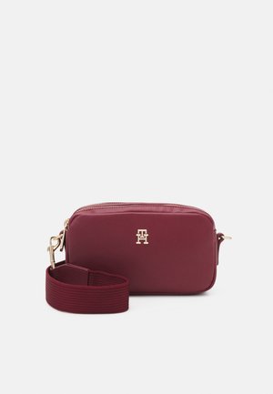 Tommy Hilfiger POPPY REFORM CAMERA BAG - Sac bandoulière - rouge