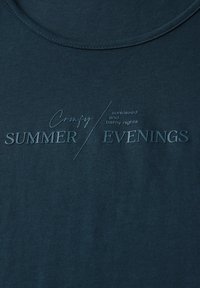 Mørkeblå bomulds T-shirt med rund hals og præget tekst: "Behagelige SOMMERAFTENER, solbeskinnede og lune nætter."