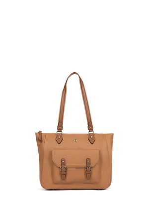 Beżowa skórzana torba typu tote z podwójnymi paskami na ramię i przednią kieszenią z klapą zabezpieczoną dwoma klamrami.