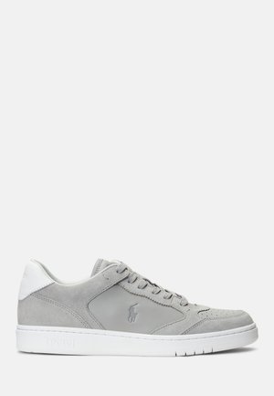 Niskie szare sneakersy z zamszu i skóry z białą gumową podeszwą i logo Polo po boku, zaprojektowane do codziennego noszenia.