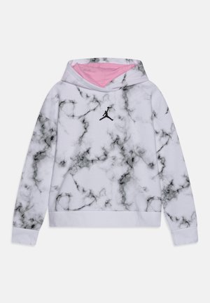 Sweat à capuche à motif marbre blanc et noir avec doublure de capuche rose et logo de joueur de basketball noir sur la poitrine, posé à plat.